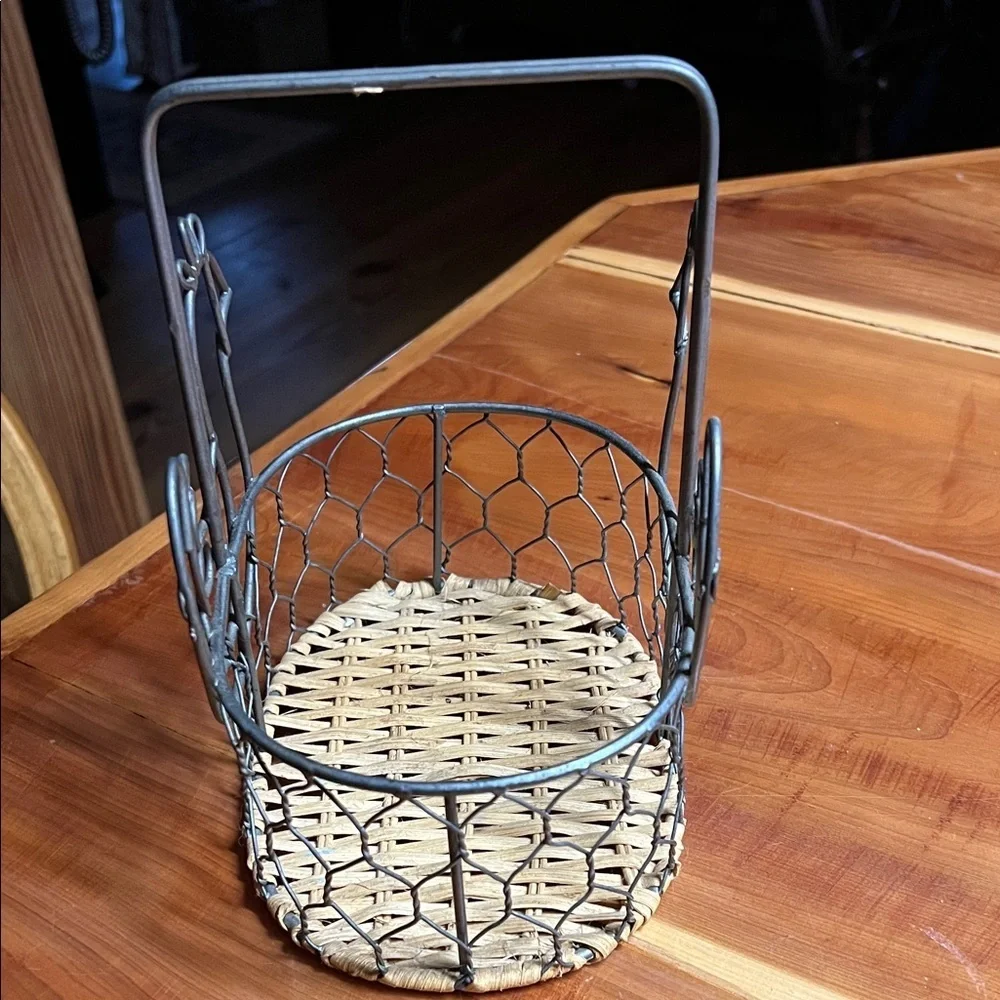 Rustic Wire Hen Basket with Woven Base - Gray